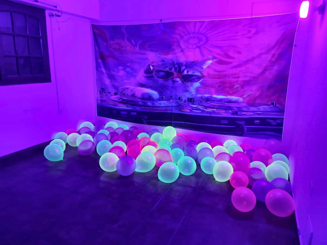 Pelotas fluorescentes brillando con la luz ultravioleta