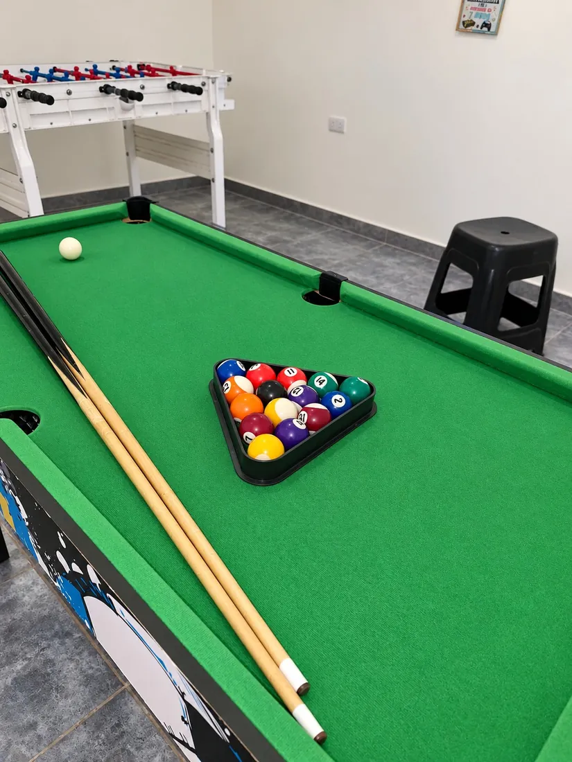 Mesa de pool con las bolas y el taco