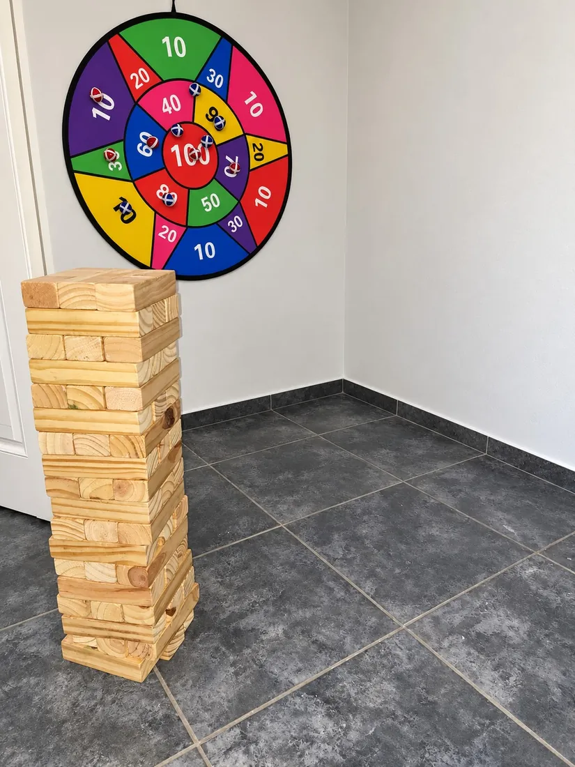 Jenga gigante y tablero de dardos