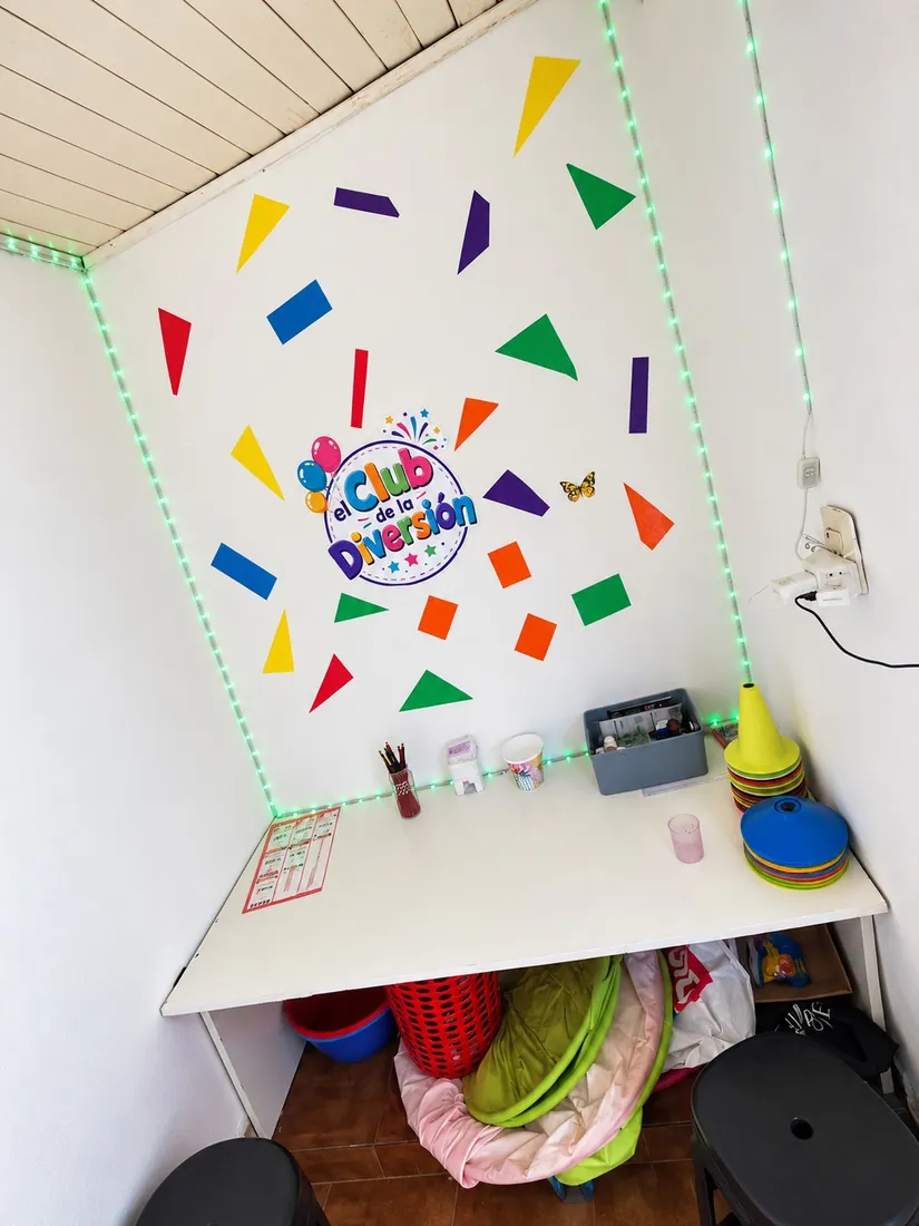 Pared con el logo del club y mesa para el maquillaje