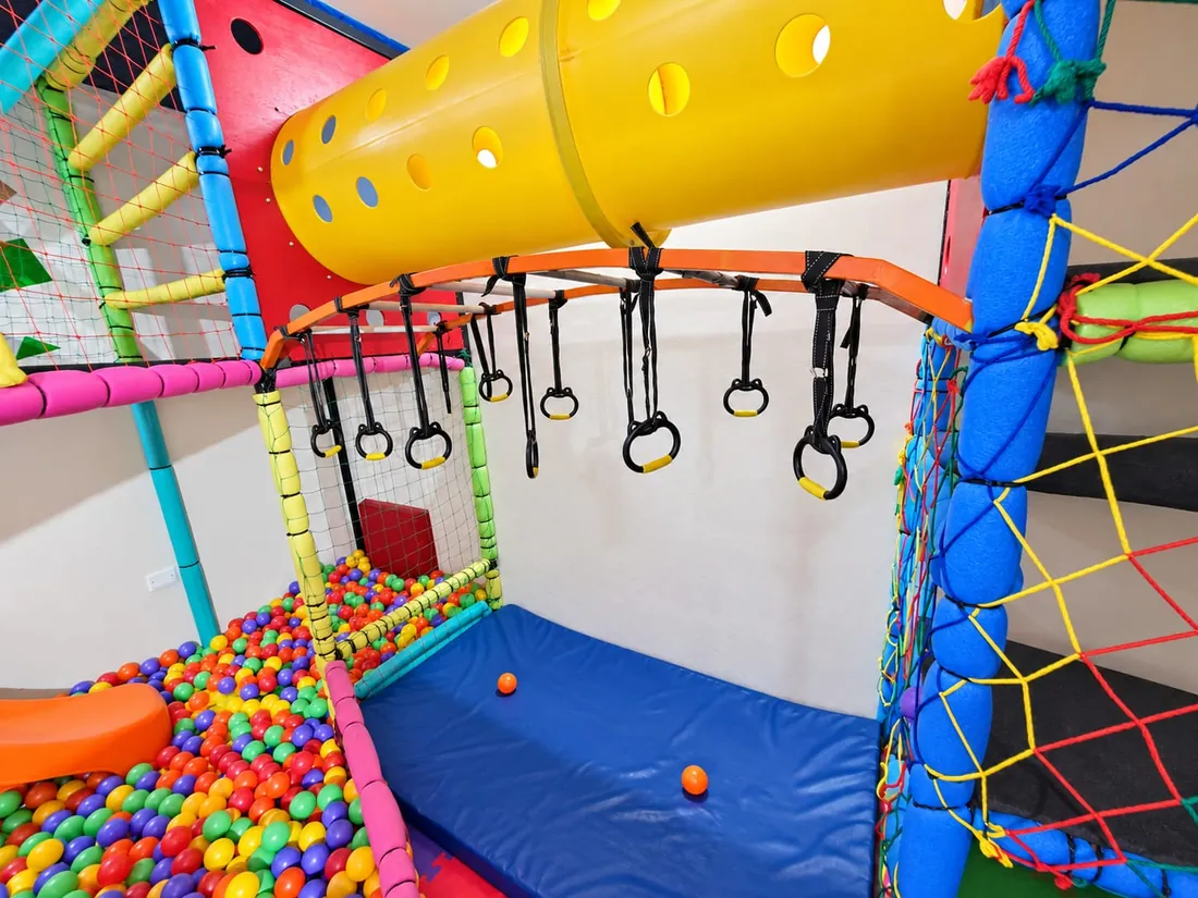 Pasamanos de aros sobre la piscina de pelotas
