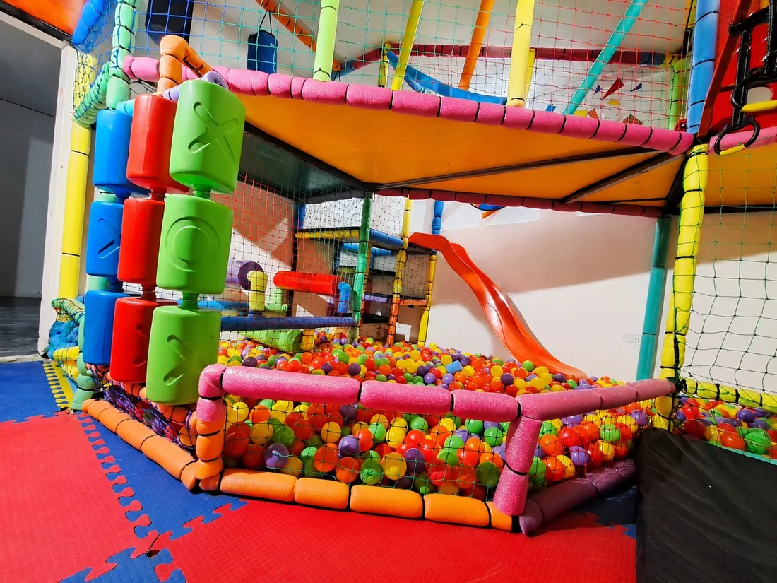 Piscina de pelotas con tubos de colores y tobogán